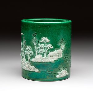 A Chinese verte biscuit 'riverscape' brush pot, artemisia leaf mark, 19th C. — photo 3