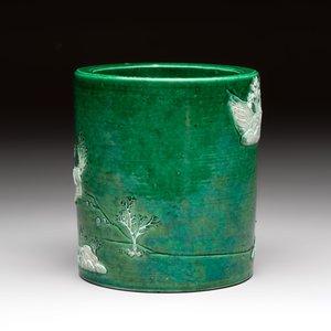 A Chinese verte biscuit 'riverscape' brush pot, artemisia leaf mark, 19th C. — photo 4