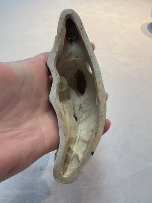 A Chinese verte biscuit 'scholar' brush rest, Kangxi — photo 6