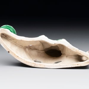 A Chinese verte biscuit 'scholar' brush rest, Kangxi — photo 6
