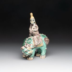 A Chinese verte biscuit 'Sogdian riding a Buddhist lion' group, 19th C. — photo 5