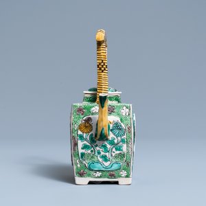 A Chinese verte biscuit teapot and cover, Kangxi — 照片 5
