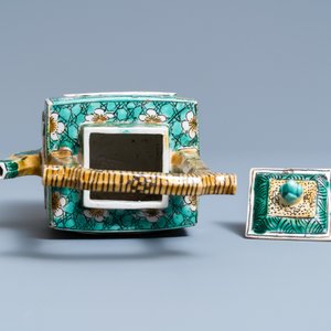 A Chinese verte biscuit teapot and cover, Kangxi — 照片 6
