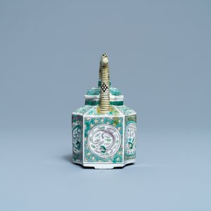 A Chinese verte biscuit teapot and cover, Kangxi — 照片 3