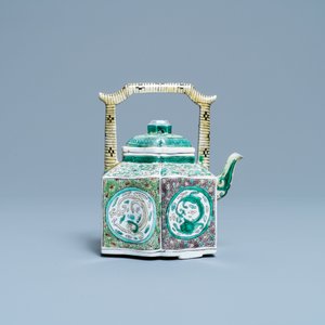 A Chinese verte biscuit teapot and cover, Kangxi — 照片 4