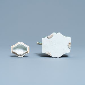 A Chinese verte biscuit teapot and cover, Kangxi — 照片 7
