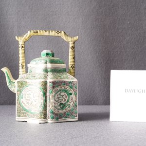 A Chinese verte biscuit teapot and cover, Kangxi — 照片 8