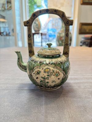 A Chinese verte biscuit teapot and cover with floral design, Kangxi — photo 1