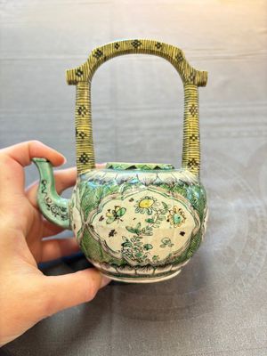 A Chinese verte biscuit teapot and cover with floral design, Kangxi — photo 2