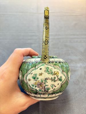 A Chinese verte biscuit teapot and cover with floral design, Kangxi — photo 3