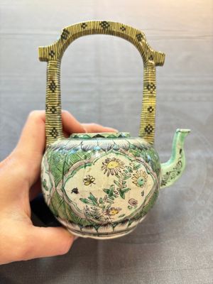 A Chinese verte biscuit teapot and cover with floral design, Kangxi — photo 4