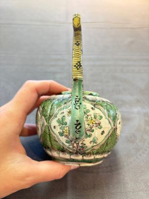A Chinese verte biscuit teapot and cover with floral design, Kangxi — photo 5