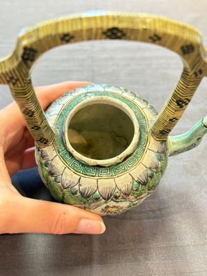 A Chinese verte biscuit teapot and cover with floral design, Kangxi — photo 7