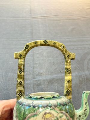 A Chinese verte biscuit teapot and cover with floral design, Kangxi — photo 8