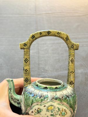 A Chinese verte biscuit teapot and cover with floral design, Kangxi — photo 9