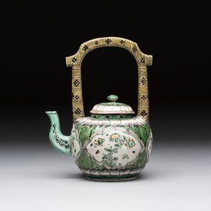 A Chinese verte biscuit teapot and cover with floral design, Kangxi — photo 1