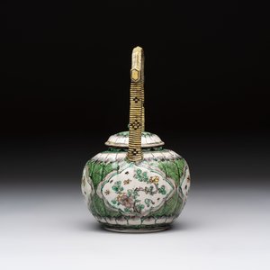 A Chinese verte biscuit teapot and cover with floral design, Kangxi — photo 2