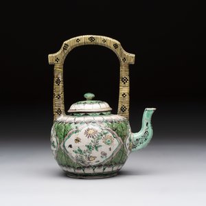 A Chinese verte biscuit teapot and cover with floral design, Kangxi — photo 3