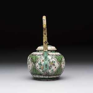 A Chinese verte biscuit teapot and cover with floral design, Kangxi — photo 4