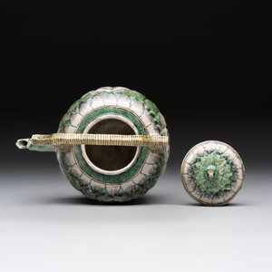A Chinese verte biscuit teapot and cover with floral design, Kangxi — photo 5