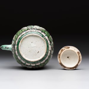 A Chinese verte biscuit teapot and cover with floral design, Kangxi — photo 6