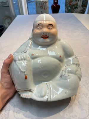 A Chinese verte biscuit vase, a sculpture of a fisherman and a Milefo Buddha, You Lin Ji 游林記造 and Zhu Mao Ji 朱茂記造 mark, 20th C. — foto 1