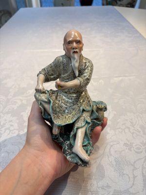 A Chinese verte biscuit vase, a sculpture of a fisherman and a Milefo Buddha, You Lin Ji 游林記造 and Zhu Mao Ji 朱茂記造 mark, 20th C. — foto 16