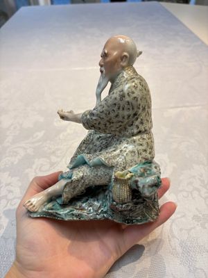 A Chinese verte biscuit vase, a sculpture of a fisherman and a Milefo Buddha, You Lin Ji 游林記造 and Zhu Mao Ji 朱茂記造 mark, 20th C. — foto 17