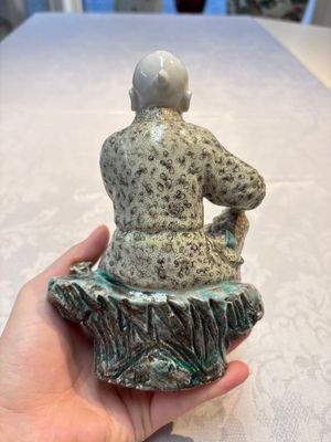 A Chinese verte biscuit vase, a sculpture of a fisherman and a Milefo Buddha, You Lin Ji 游林記造 and Zhu Mao Ji 朱茂記造 mark, 20th C. — foto 18