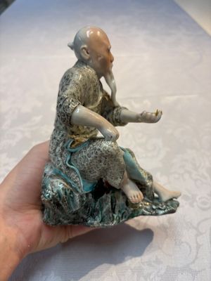 A Chinese verte biscuit vase, a sculpture of a fisherman and a Milefo Buddha, You Lin Ji 游林記造 and Zhu Mao Ji 朱茂記造 mark, 20th C. — foto 19