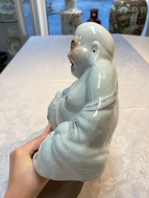 A Chinese verte biscuit vase, a sculpture of a fisherman and a Milefo Buddha, You Lin Ji 游林記造 and Zhu Mao Ji 朱茂記造 mark, 20th C. — foto 2