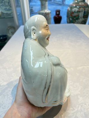 A Chinese verte biscuit vase, a sculpture of a fisherman and a Milefo Buddha, You Lin Ji 游林記造 and Zhu Mao Ji 朱茂記造 mark, 20th C. — foto 4