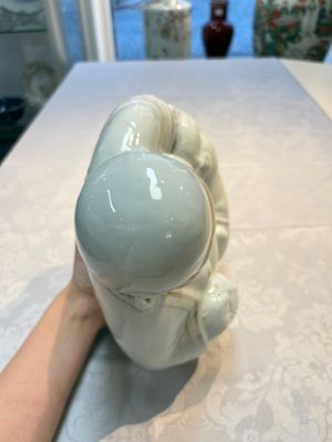 A Chinese verte biscuit vase, a sculpture of a fisherman and a Milefo Buddha, You Lin Ji 游林記造 and Zhu Mao Ji 朱茂記造 mark, 20th C. — foto 5