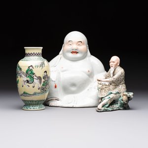 A Chinese verte biscuit vase, a sculpture of a fisherman and a Milefo Buddha, You Lin Ji 游林記造 and Zhu Mao Ji 朱茂記造 mark, 20th C. — foto 1