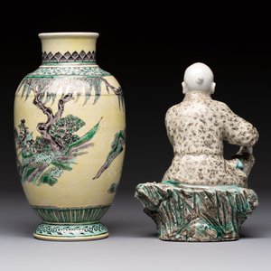 A Chinese verte biscuit vase, a sculpture of a fisherman and a Milefo Buddha, You Lin Ji 游林記造 and Zhu Mao Ji 朱茂記造 mark, 20th C. — foto 10