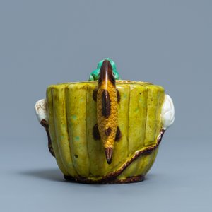 A Chinese verte biscuit water dropper, 19th C. — photo 3