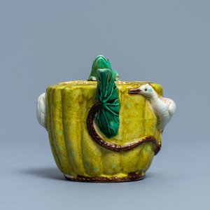A Chinese verte biscuit water dropper, 19th C. — photo 5