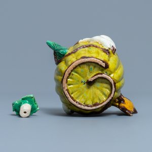 A Chinese verte biscuit water dropper, 19th C. — photo 7