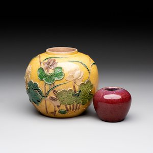 A Chinese verte biscuit 'Yi Lu Lian Ke 一路連科' jar and a flambé water pot, 18/19th C. — 照片 1