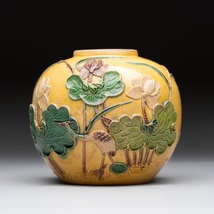 A Chinese verte biscuit 'Yi Lu Lian Ke 一路連科' jar and a flambé water pot, 18/19th C. — 照片 2