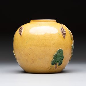 A Chinese verte biscuit 'Yi Lu Lian Ke 一路連科' jar and a flambé water pot, 18/19th C. — 照片 4