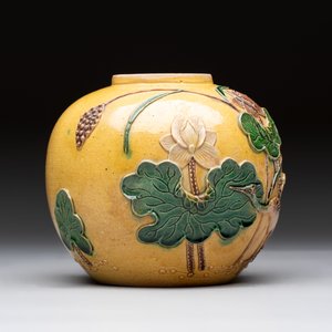 A Chinese verte biscuit 'Yi Lu Lian Ke 一路連科' jar and a flambé water pot, 18/19th C. — 照片 5