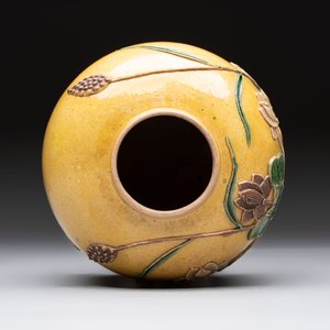 A Chinese verte biscuit 'Yi Lu Lian Ke 一路連科' jar and a flambé water pot, 18/19th C. — 照片 6