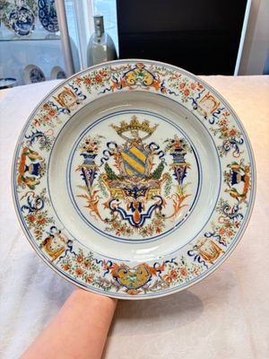 A Chinese verte-Imari armorial dish with the arms of Ataide for the Portuguese market, Kangxi, ca. 1720 — photo 1