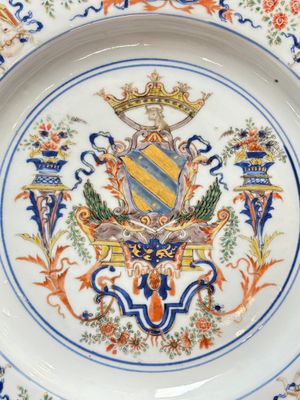 A Chinese verte-Imari armorial dish with the arms of Ataide for the Portuguese market, Kangxi, ca. 1720 — photo 2