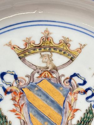 A Chinese verte-Imari armorial dish with the arms of Ataide for the Portuguese market, Kangxi, ca. 1720 — photo 3