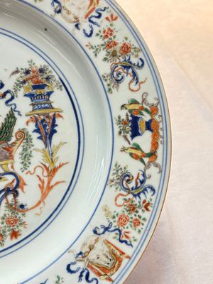 A Chinese verte-Imari armorial dish with the arms of Ataide for the Portuguese market, Kangxi, ca. 1720 — photo 4