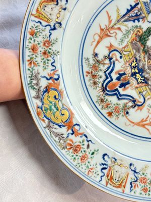 A Chinese verte-Imari armorial dish with the arms of Ataide for the Portuguese market, Kangxi, ca. 1720 — photo 5