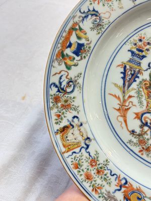 A Chinese verte-Imari armorial dish with the arms of Ataide for the Portuguese market, Kangxi, ca. 1720 — photo 6