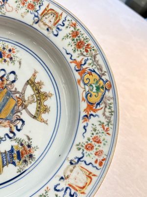 A Chinese verte-Imari armorial dish with the arms of Ataide for the Portuguese market, Kangxi, ca. 1720 — photo 7